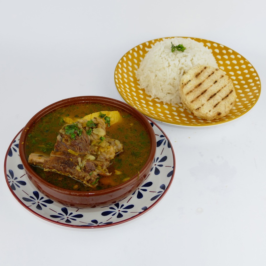 Caldo de costilla con arepa